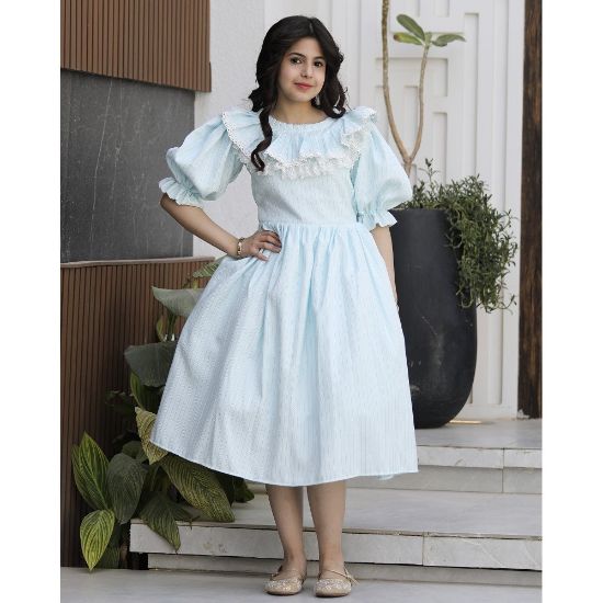 صورة فستان بناتي مقلم بياقة كشكشة انسيابية | ألوان (سماوي، لحمي) - 1143